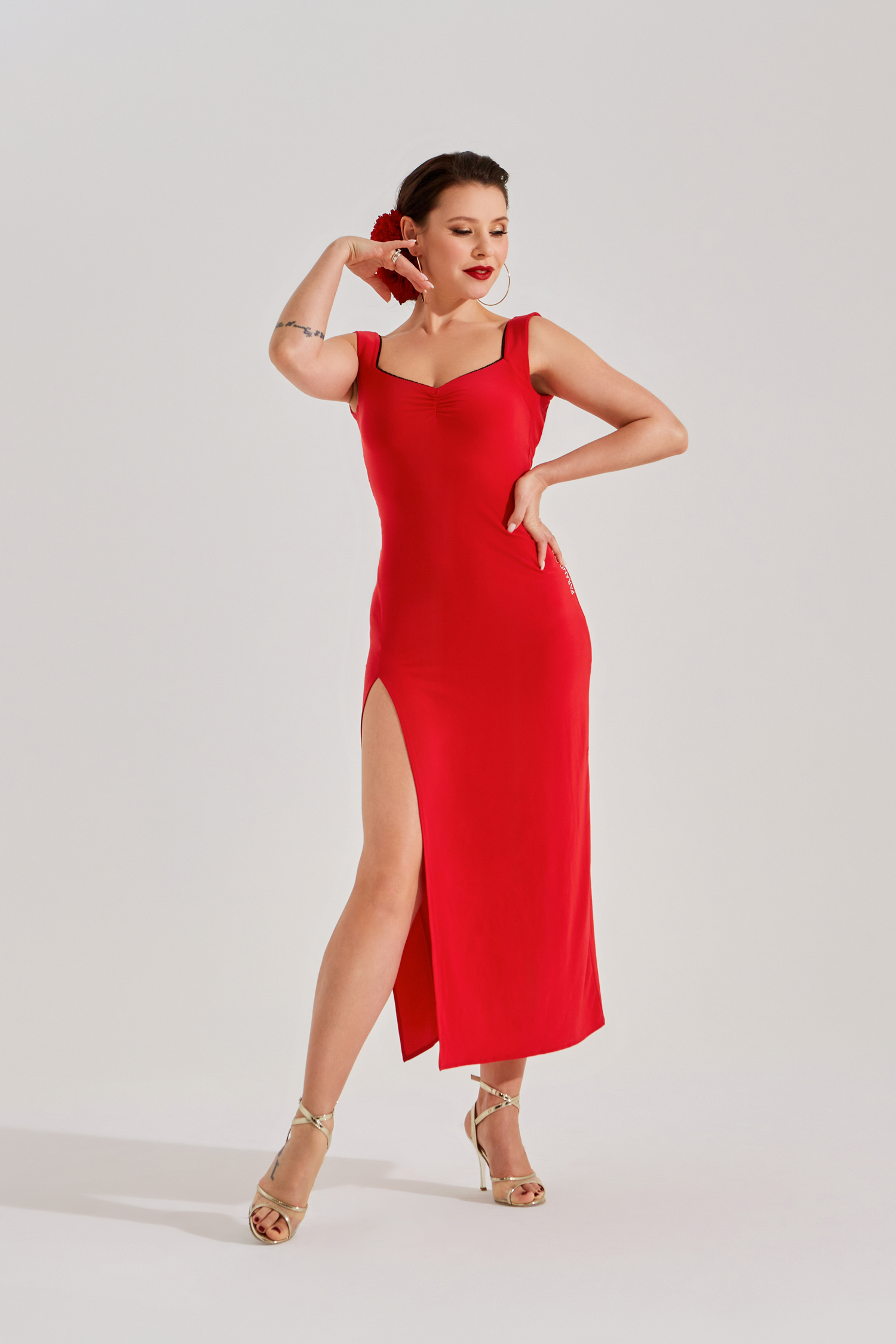 Платье для танго прилегающего силуэта с разрезами (красный)