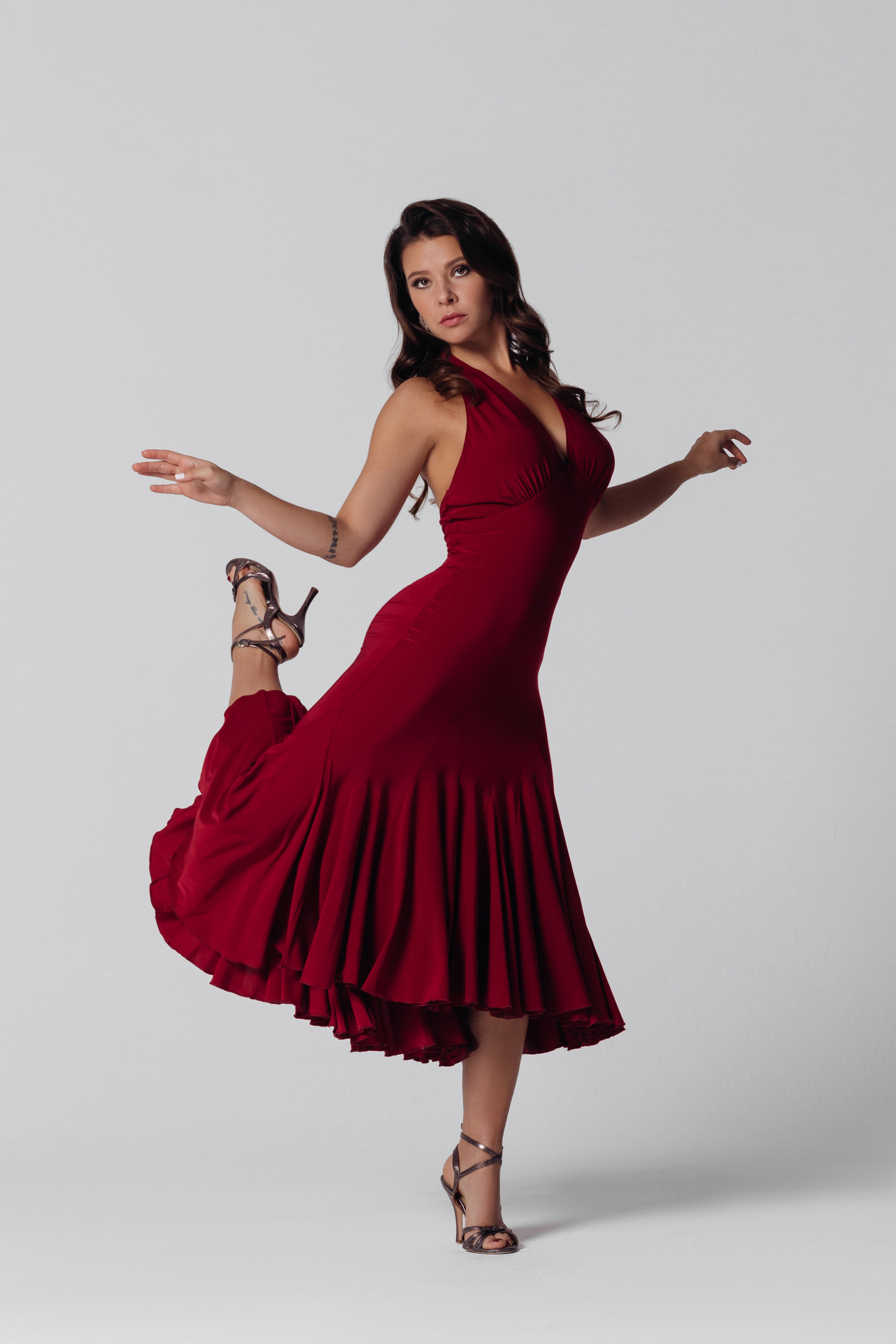 Платье бордовое для аргентинского танго с клиньями и завязками на шее