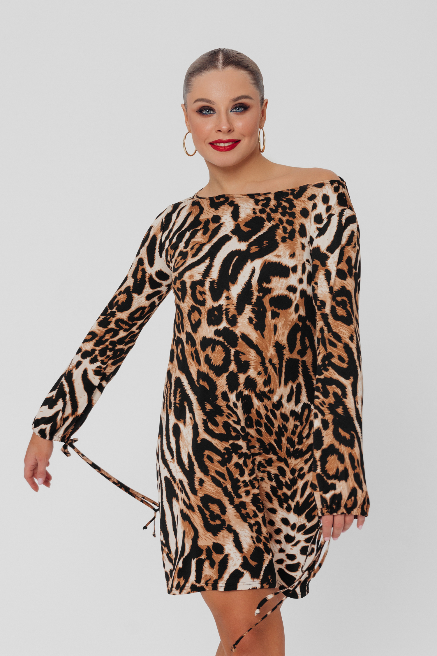 Платье свободного кроя с расширенными рукавами и открытой спиной (тигровый)