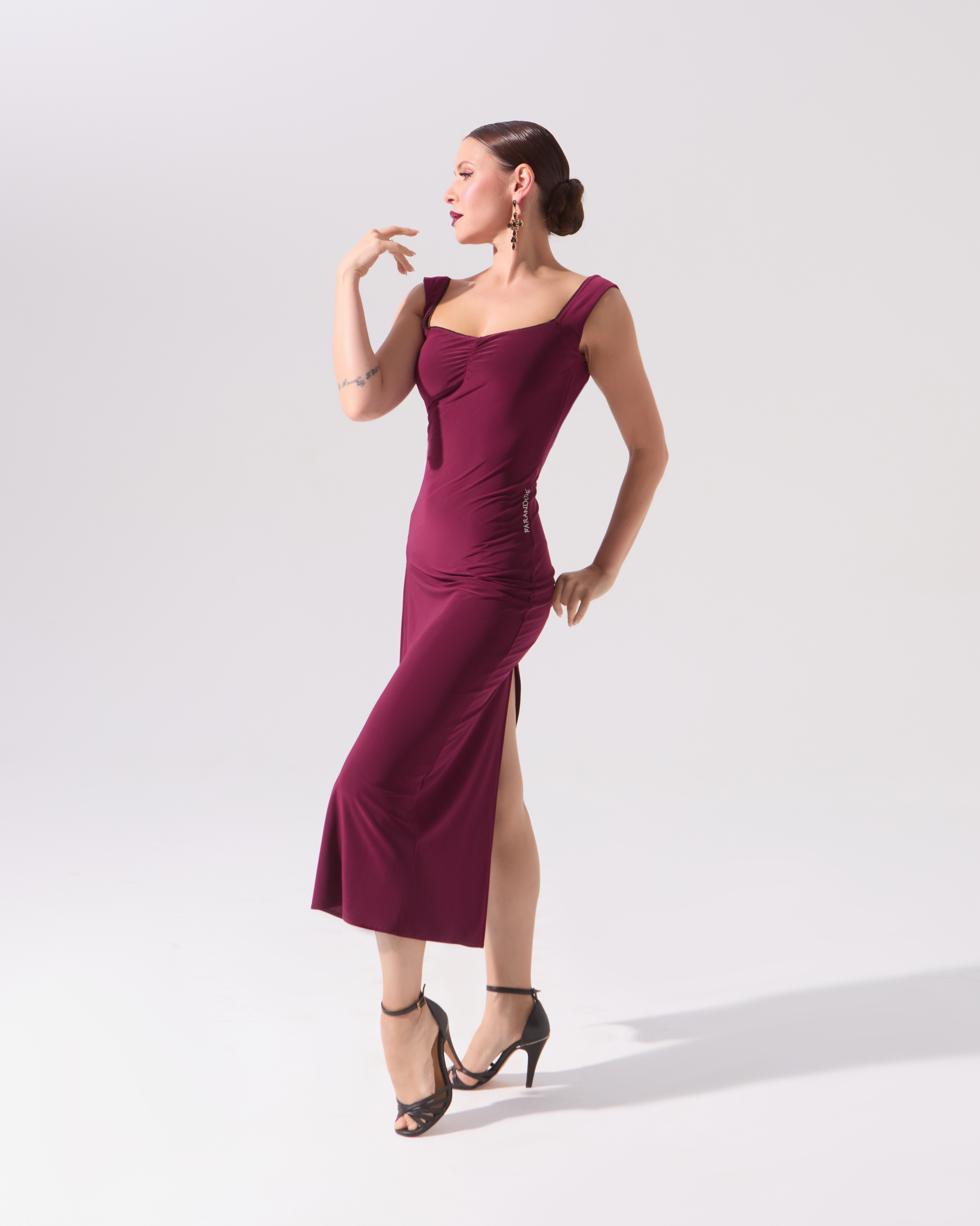 Платье прилегающего силуэта с разрезами (бургунди)