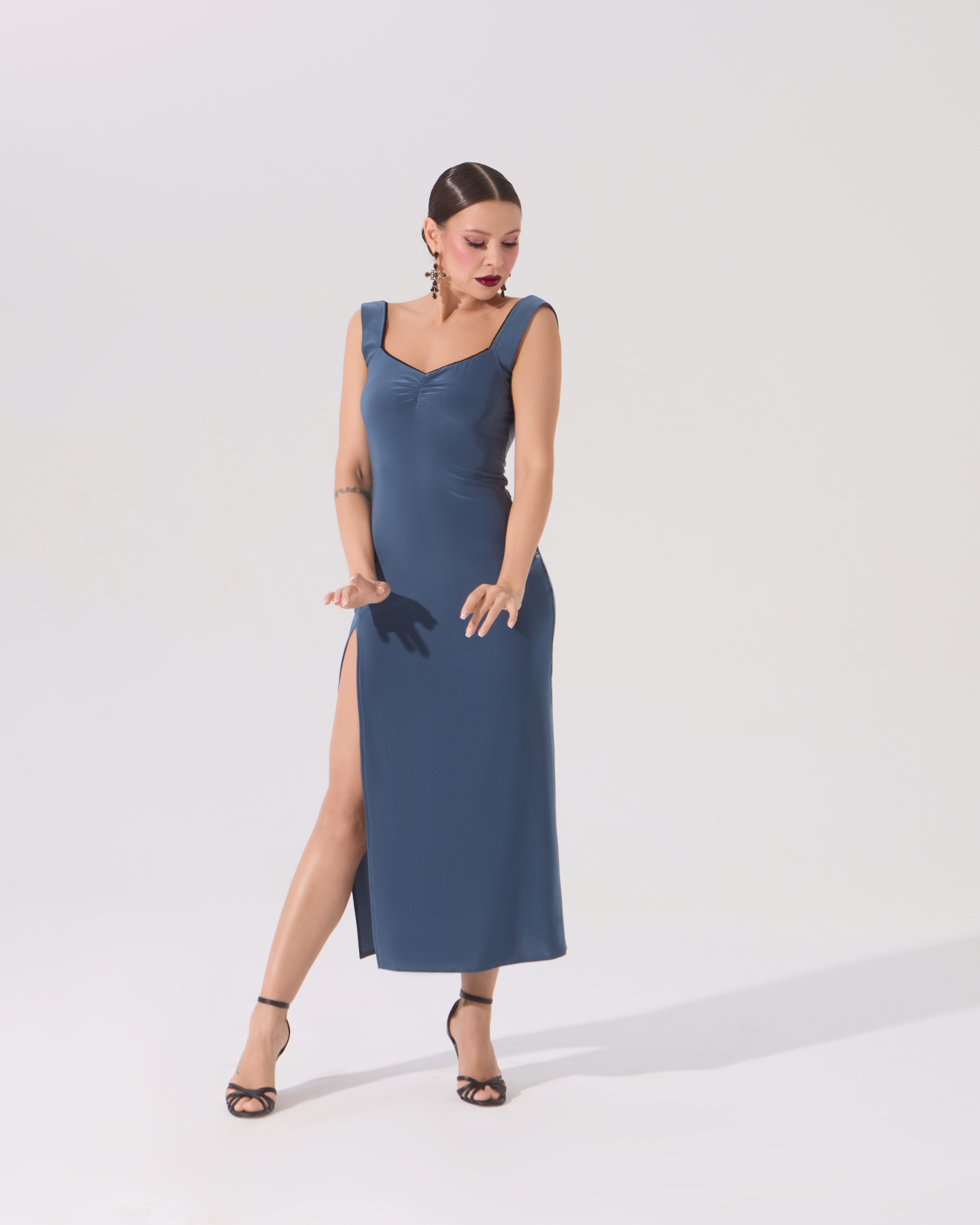 Платье прилегающего силуэта с разрезами (графит)